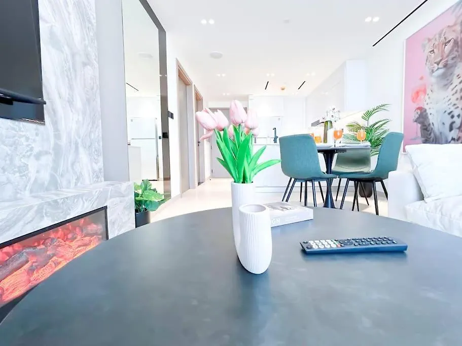 City Views & Comforts At Binghatti Corner Dubai 0*,